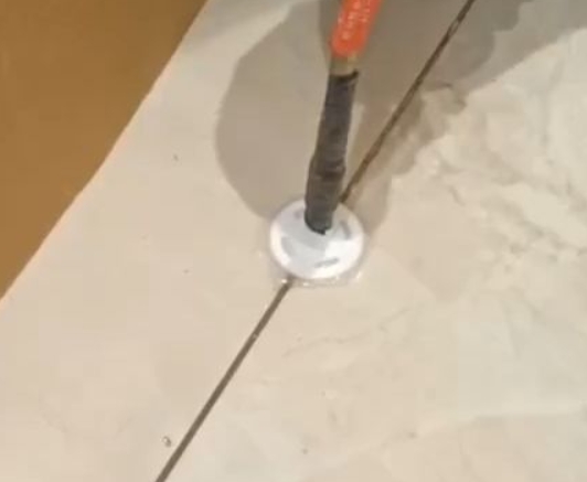 中牟瓷砖空鼓维修公司专业解答瓷砖在铺贴过程中，如果没有涂抹均匀到位的粘结材料（如水泥砂浆或瓷砖胶），可能会导致以下问题