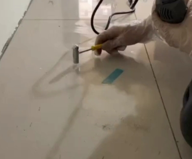 中牟瓷砖开裂维修公司专业分享瓷砖在铺贴前如果没有沥干水分，将会导致以下问题